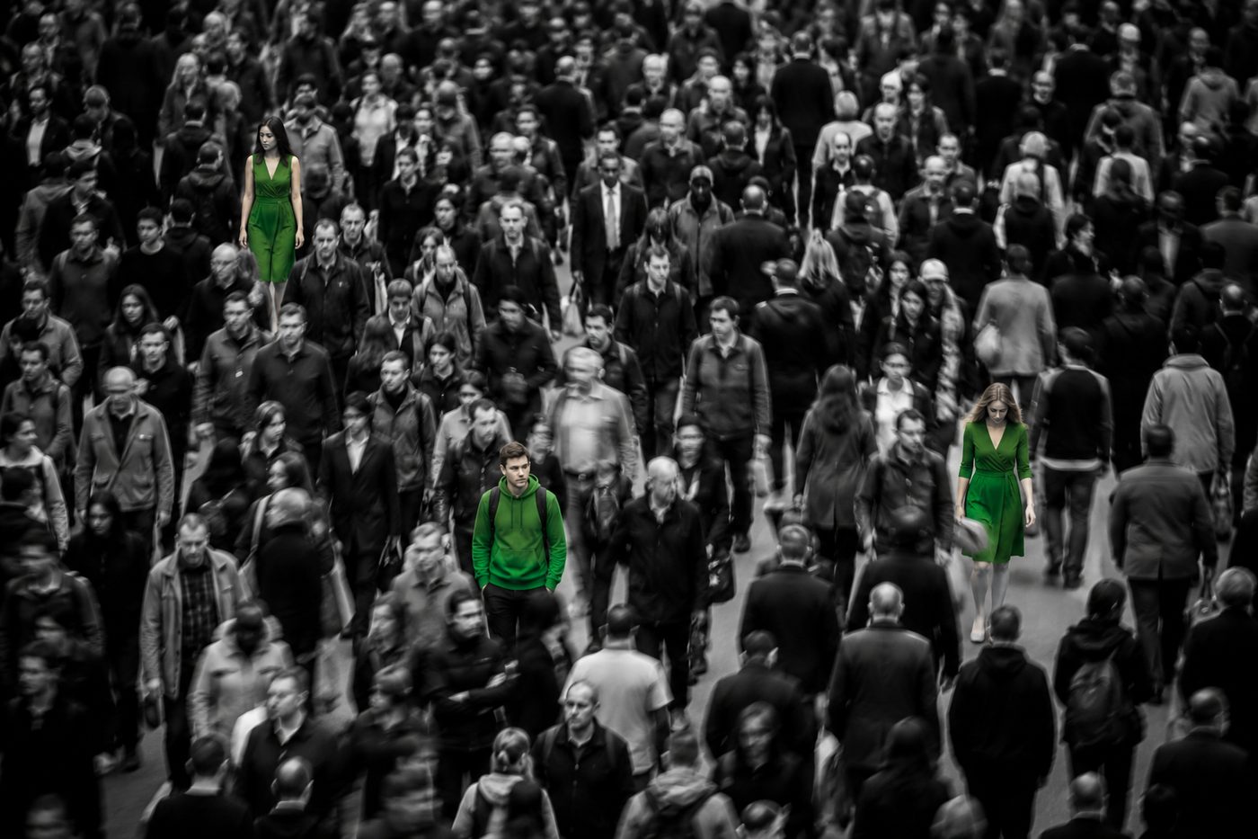 Personas moviéndose por la ciudad
